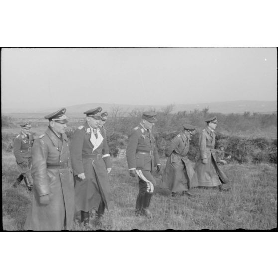 Le général (General der Flieger) Kurt Student lors d'une inspection dans les monts d'Arrée.