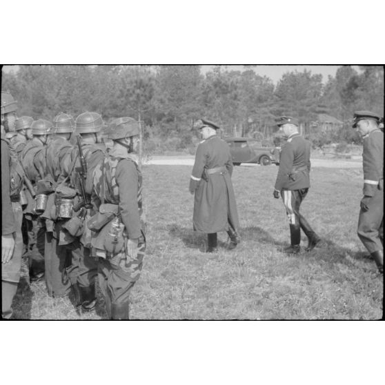 Le général (General der Flieger) Kurt Student passe en revue des parachutistes de la 3.Fallschirmjäger.Division.