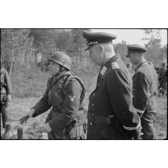 Le général (General der Flieger) Kurt Student passe en revue des parachutistes de la 3.Fallschirmjäger.Division.