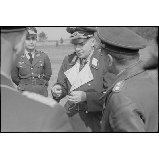Lors d'une inspection dans les monts d'Arrée, le général Student et Meindl entouré par des officiers de l'état-major de Student et de Schimpf (3.Fallschirmjäger.Division).