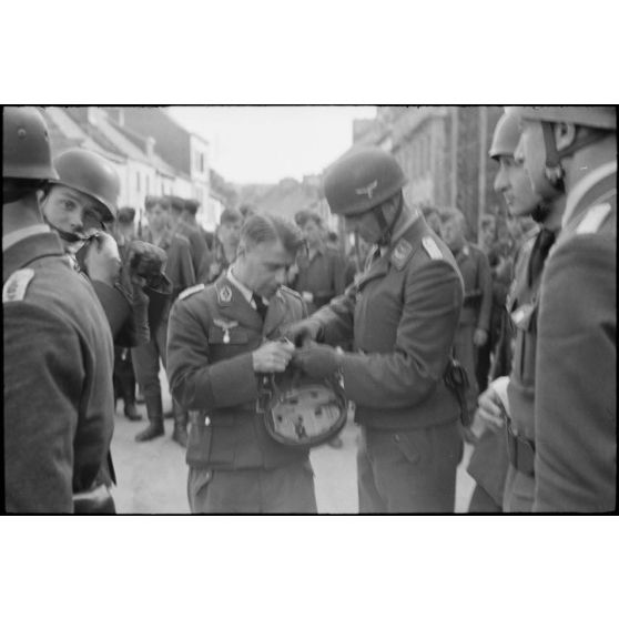 Sur la place de Huelgoat (Finistère centre), des parachutistes allemands de la 3.Fallschirmjäger.Division règlent les derniers détails avant une prise d'armes.