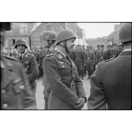 Sur la place de Huelgoat (Finistère centre), des parachutistes allemands de la 3.Fallschirmjäger.Division règlent les derniers détails avant une prise d'armes.