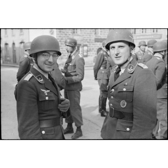 Sur la place de Huelgoat (Finistère centre), des parachutistes allemands de la 3.Fallschirmjäger.Division règlent les derniers détails avant une prise d'armes.