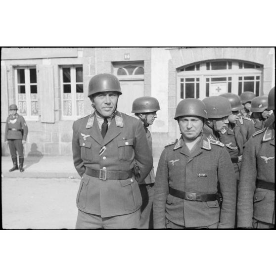 Sur la place de Huelgoat (Finistère centre), des parachutistes allemands de la 3.Fallschirmjäger.Division règlent les derniers détails avant une prise d'armes.
