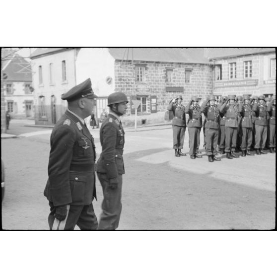 A Huelgoat (Finistère centre), le général (Generalleutnant) Richard Schimpf passe en revue des parachutistes les parachutistes de la 3.Fallschirmjäger.Division.