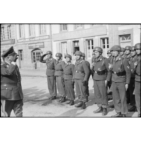 A Huelgoat (Finistère centre), le général (Generalleutnant) Richard Schimpf passe en revue des parachutistes les parachutistes de la 3.Fallschirmjäger.Division.