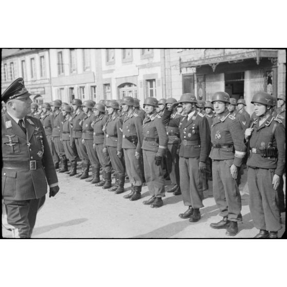 A Huelgoat (Finistère centre), le général (Generalleutnant) Richard Schimpf passe en revue des parachutistes les parachutistes de la 3.Fallschirmjäger.Division.