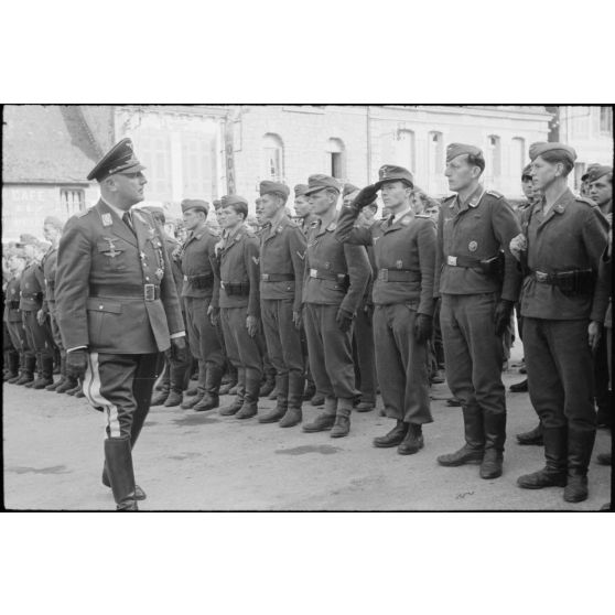 A Huelgoat (Finistère centre), le général (Generalleutnant) Richard Schimpf passe en revue des parachutistes les parachutistes de la 3.Fallschirmjäger.Division.