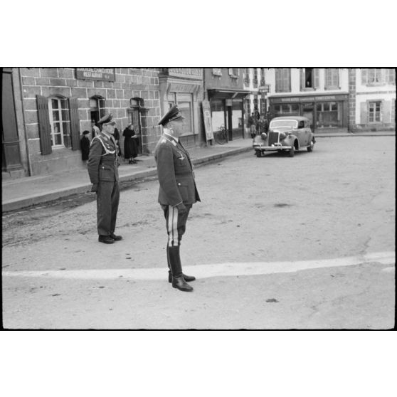 Sur la place de Huelgoat (Finistère centre), le général (Generalleutnant) Richard Schimpf prononce un discours devant les parachutistes de la 3.Fallschirmjäger.Division.