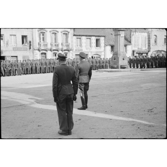 Sur la place de Huelgoat (Finistère centre), le général (Generalleutnant) Richard Schimpf prononce un discours devant les parachutistes de la 3.Fallschirmjäger.Division.