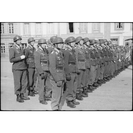 Un groupe d'officiers de la 3.Fallschirmjäger.Division lors d'une prise d'armes sur la place de Huelgoat (Finistère centre).