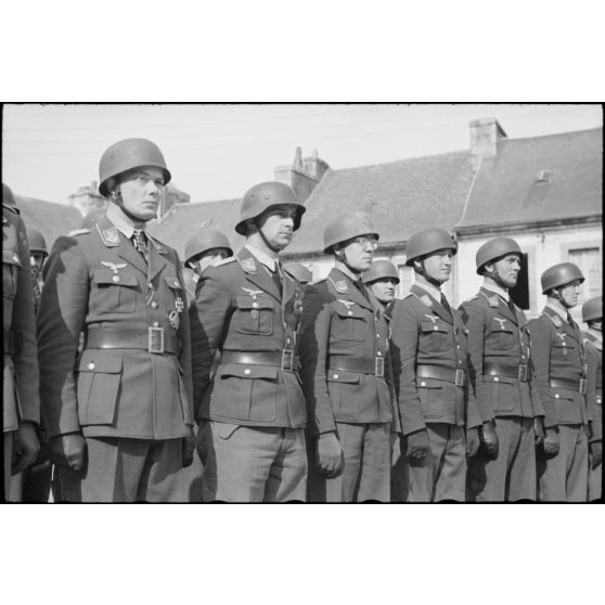 Un groupe d'officiers de la 3.Fallschirmjäger.Division lors d'une prise d'armes sur la place de Huelgoat (Finistère centre).