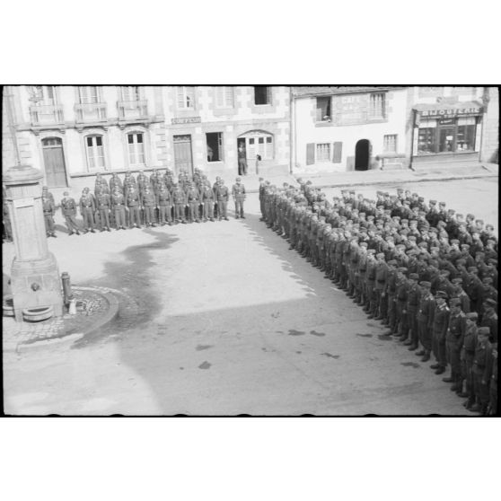La place de Huelgoat lors d'une prise d'armes de l'état-major de la 3.Fallschirmjäger.Division.