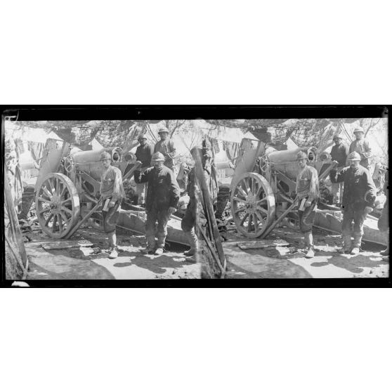 Région de Verdun, près du fort St Michel, canon de 155 transformé à frein hydropneumatique. [légende d’origine]