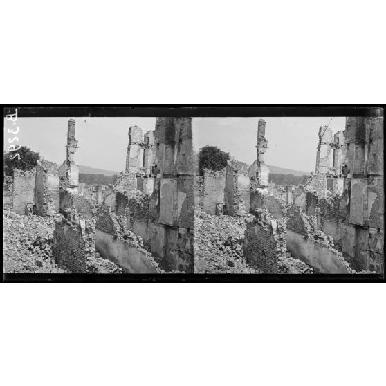 Verdun, ruines rue Chatel, au fond le fort St Michel. [légende d’origine]