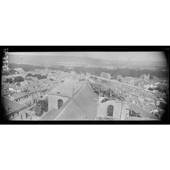 Verdun, vue panoramique prise d’une tour de la cathédrale dans la direction du fort St Michel. [légende d’origine]
