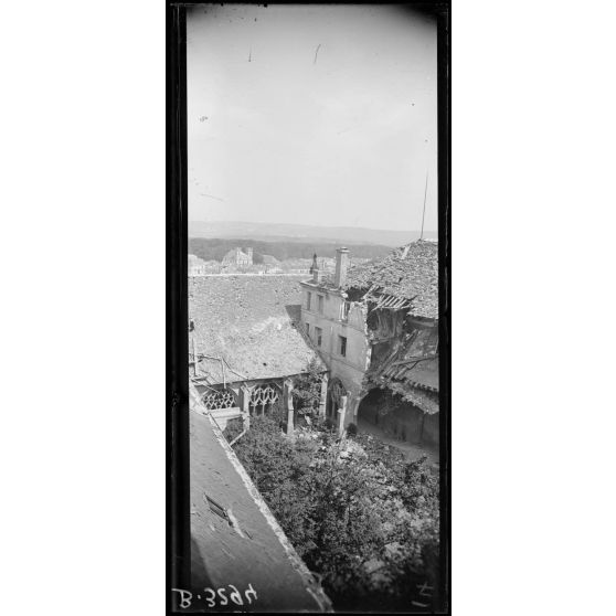 Verdun, vue prise d’une tour de la cathédrale dans la direction du fort St Michel, au 1er plan cloître de la cathédrale. [légende d’origine]