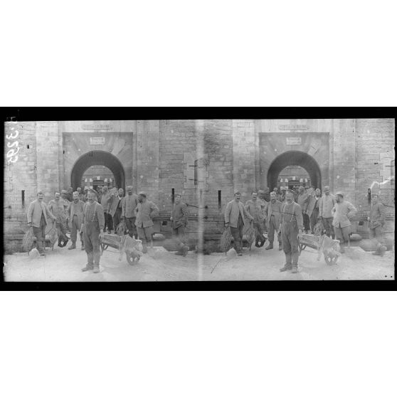 Fort de la Chaume. L'entrée du fort. Prisonnier allemand traînant une brouette. [légende d'origine]