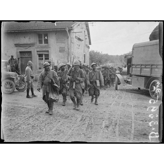 Ippécourt. Troupes venant des premières lignes (secteur du Mort-Homme) et gagnant leur cantonnement d'arrière. [légende d'origine]