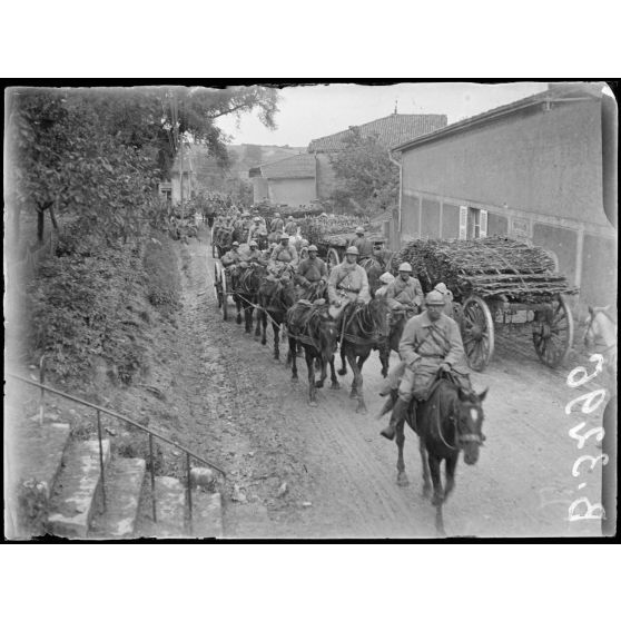 Ippécourt. Régiment d'artillerie de 75 mm traversant le village. [légende d'origine]