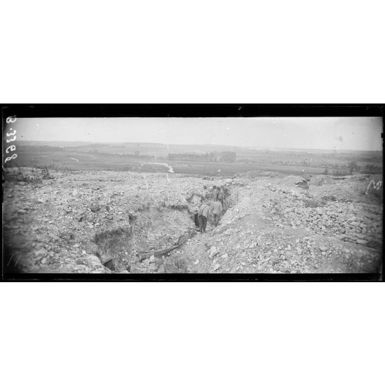 En avant de Cappy (Somme), anciennes tranchées allemandes nivelées par l’artillerie. [légende d’origine]