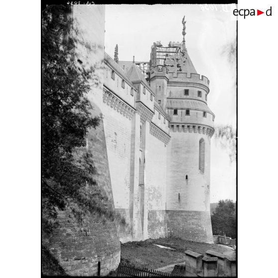 Une tour du château de Pierrefonds. [légende d'origine]