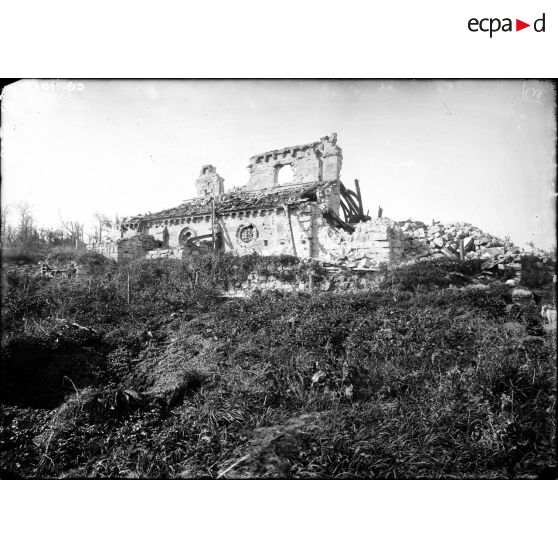 Ruines de l'église de Tracy-le-Val. [légende d'origine]