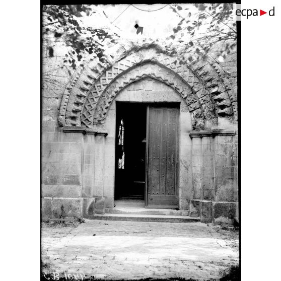 Le porche de l'église de Marolles. [légende d'origine]