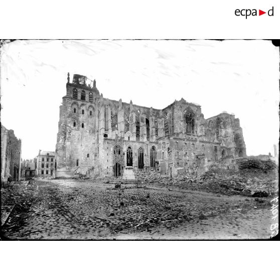 L'église collégiale de Saint-Quentin. [légende d'origine]