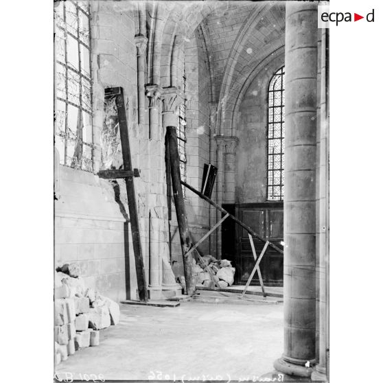 Etaiement d'une façade de l'église de Braine-sur-Aronde. [légende d'origine]