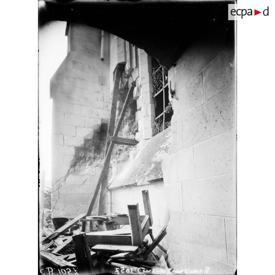 Etaiement d'une façade de l'église de Braine-sur-Aronde. [légende d'origine]