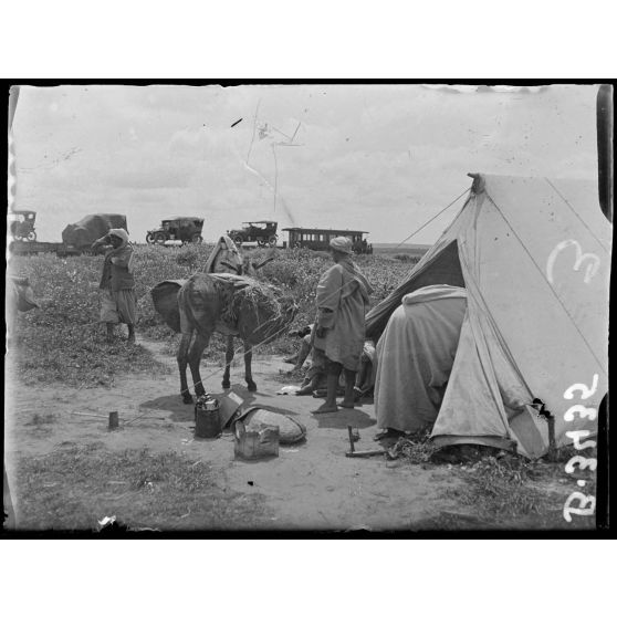 Sidi Yahia, camp d’indigènes, une tente. [légende d’origine]