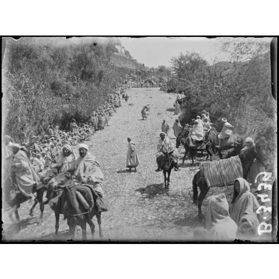 Moulay Idriss, arabes attendant l’arrivée du général Lyautey. [légende d’origine]