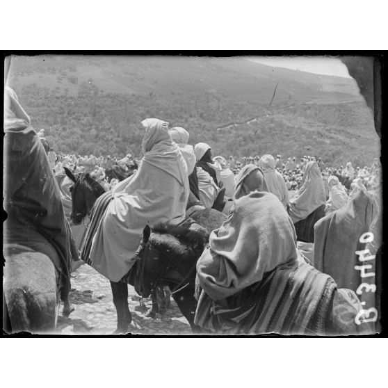 Aux portes de Moulay Idriss, arabes rassemblés le long de la voie que doit suivre le général Lyautey. [légende d’origine]