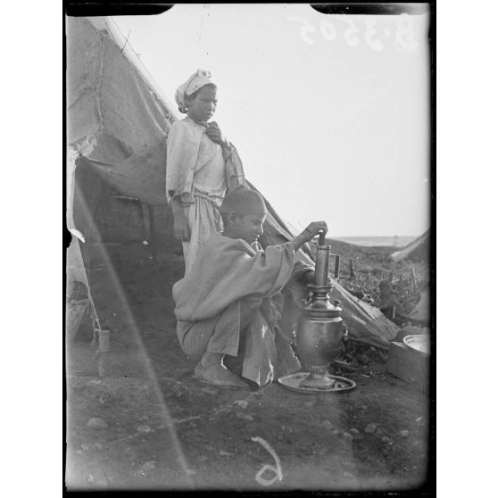 Dar Bel Amri, jeunes marocains faisant du thé. [légende d’origine]