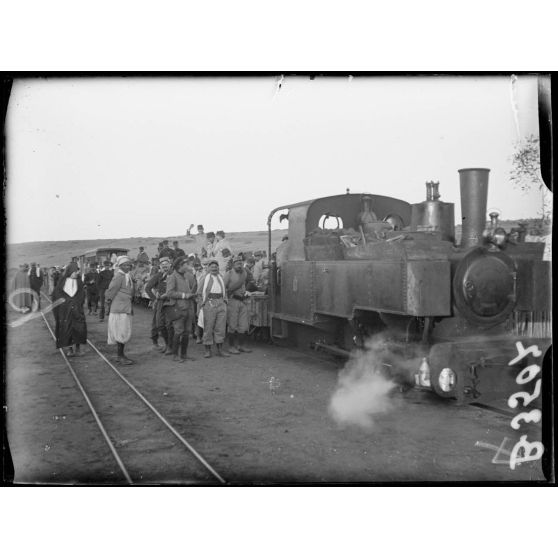 Salé (plateau), train transportant des tirailleurs marocains (nouvelle formation). [légende d’origine]