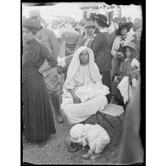 Casablanca, à la musique militaire, jeune mauresque, bonne d’enfants. [légende d’origine]