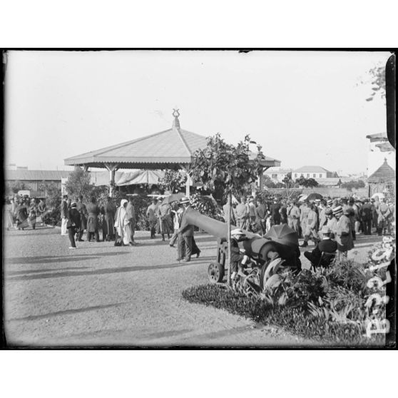 Casablanca, musique militaire dans les jardins de la subdivision. [légende d’origine]