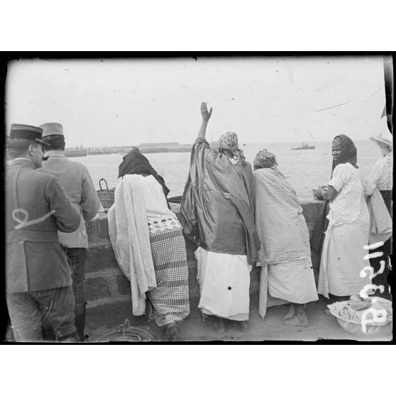 Casablanca, sénégalaises suivant des yeux le navire qui emporte leurs maris sur le front français. [légende d’origine]