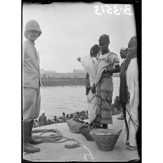 Casablanca, sénégalaises assistant à l’embarquement de leurs maris pour le front français. [légende d’origine]