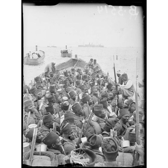 Casablanca, une barcasse chargée de tirailleurs sénégalais quitte le port pour la rade. [légende d’origine]