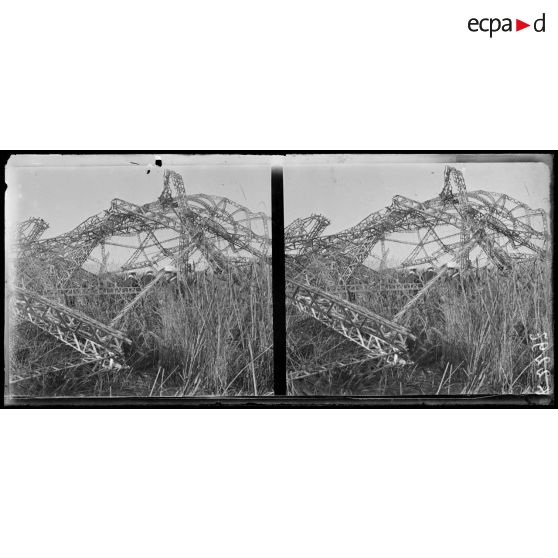 Le zeppelin L85 qui a été abattu dans la nuit du 5 mai 1916 à 2h30 du matin, dans les marais, à l'embouchure du Vardar. Photo prise le 5 mai à 8 heures du matin. [légende d'origine]