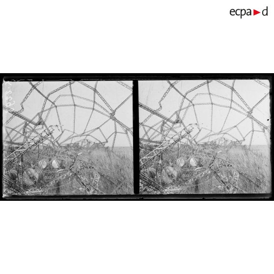 Le zeppelin L85 qui a été abattu dans la nuit du 5 mai 1916 à 2h30 du matin, dans les marais, à l'embouchure du Vardar. Photo prise le 5 mai à 8 heures du matin. [légende d'origine]