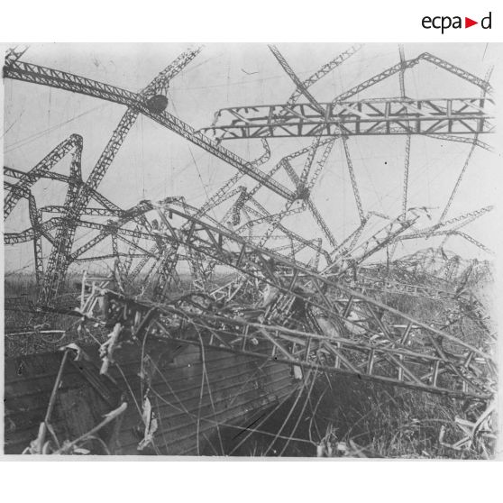 Le zeppelin L85 qui a été abattu dans la nuit du 5 mai 1916 à 2h30 du matin, dans les marais, à l'embouchure du Vardar. Photo prise le 5 mai à 8 heures du matin. [légende d'origine]