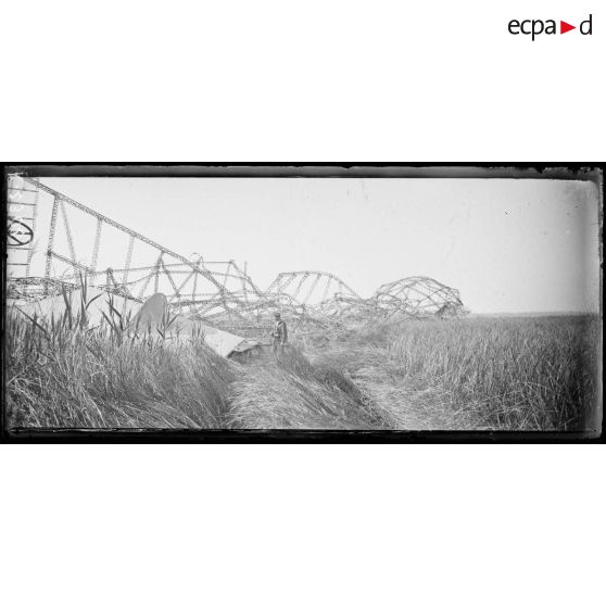 Le zeppelin L85 qui a été abattu dans la nuit du 5 mai 1916 à 2h30 du matin, dans les marais, à l'embouchure du Vardar. Photo prise le 5 mai à 8 heures du matin. [légende d'origine]