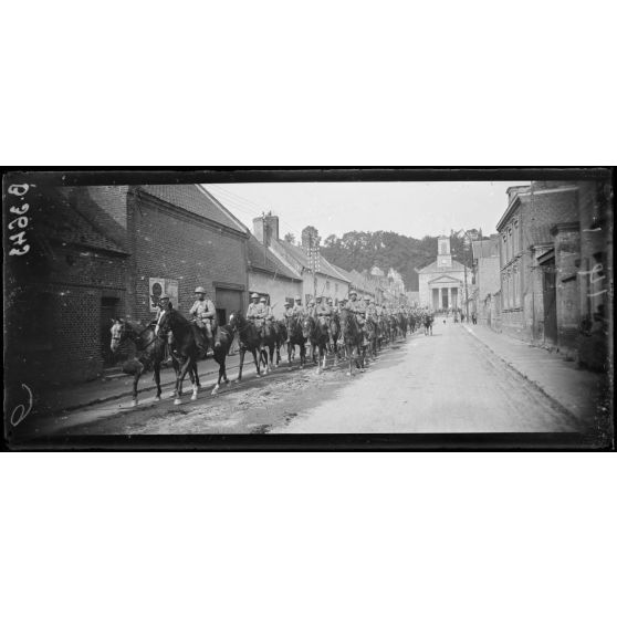 Boves (Somme), défilé de dragons. [légende d’origine]