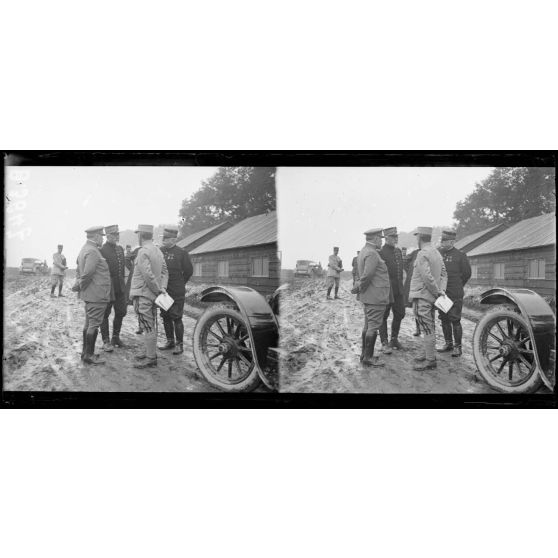 M. Poincaré, les généraux Roques et Joffre au PC du général Balfourier. [légende d’origine]