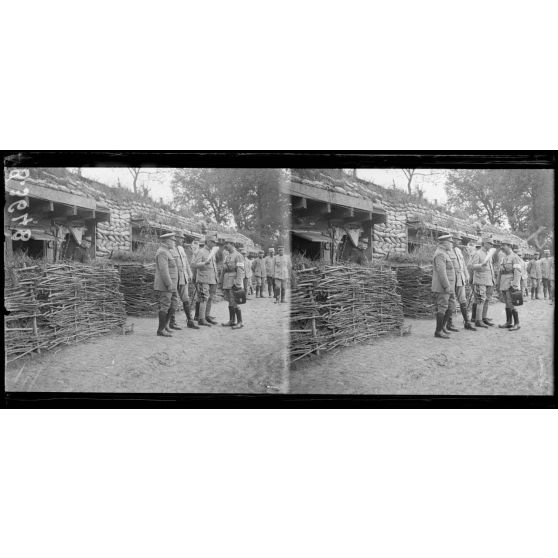 M. Poincaré au PC du général Berdoulat. [légende d’origine]