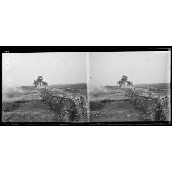 Assevillers (entre Belloy et). Batterie de 120 mm long. Tir d'une pièce. [légende d'origine]