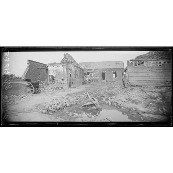 Assevillers, cour de ferme, au fond soldat en corvée d’eau. [légende d’origine]